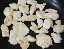 鶏むね肉とモヤシの麺つゆカレー炒め　調理①
