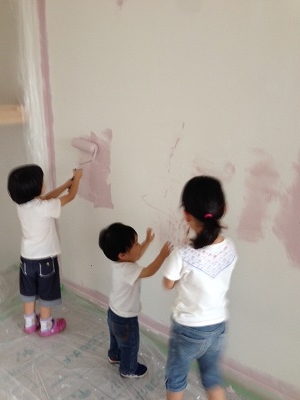 子ども壁塗り