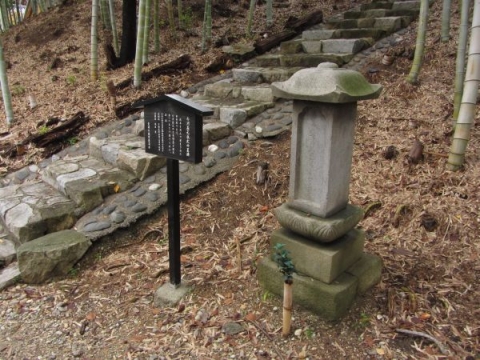 今川義元仏式の墓碑