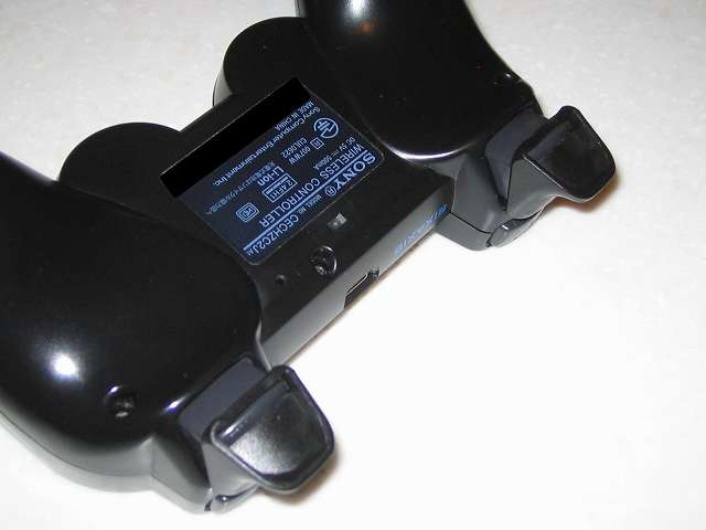 DS3 Dualshock3 デュアルショック3 Wireless Controller Black CECHZC2J A1 アタッチメント用 アクラス PS3用 コントローラーキャップセット L2・R2 ボタン用トリガーキャップ取り付け コントローラー本体下部プラスチックカバーから撮影