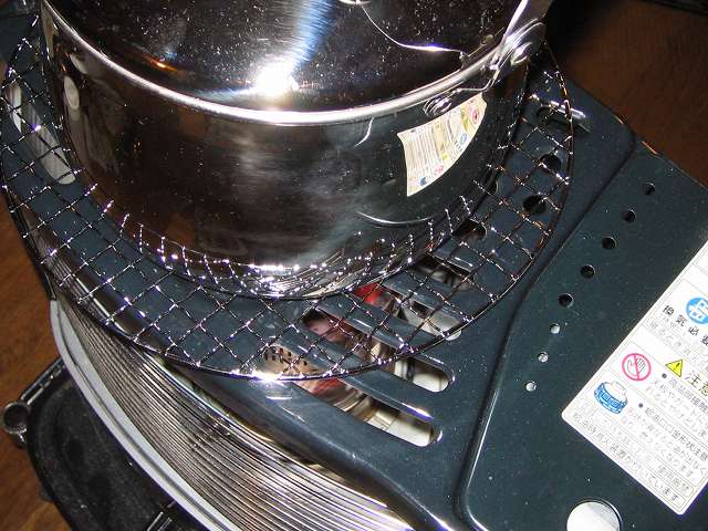 BUNDOK バンドック バーベキュー焼きアミ 丸型 BD-310 の上に水を入れたエルマース ステンレス製 広口 ケットル 3.2L H-2042 を置いて過熱をしている状態 別角度から