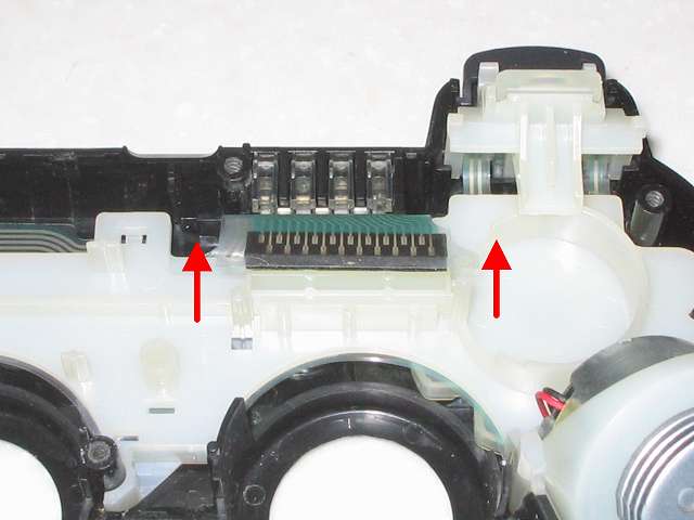 DS3 Dualshock3 デュアルショック3 Wireless Controller Black CECHZC2J A1 誤作動対策（Random Button Error Fix）、基板固定用白いプラスチック台座に取り付けられているフレキシブル基板の接点シートを取り外す