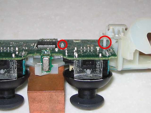 DS3 Dualshock3 デュアルショック3 Wireless Controller Black CECHZC2J A1 組み立て作業、フレキシブル基板＋基板固定用白いプラスチック台座と電子回路基板を赤丸の位置にセット後の基板固定用白いプラスチック台座の突起物部分
