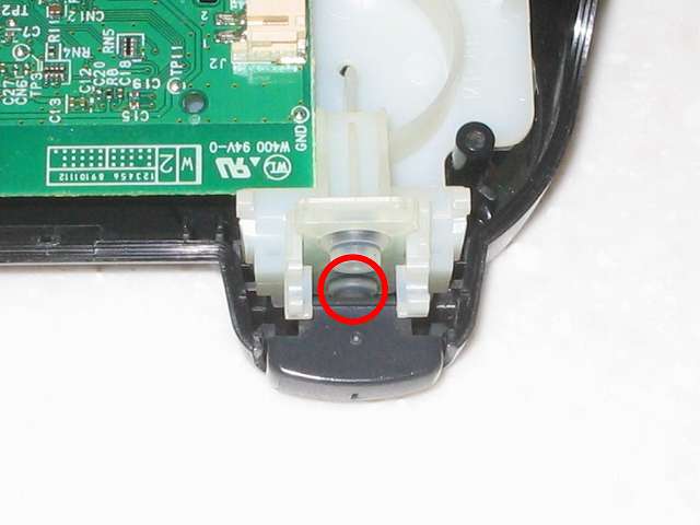 DS3 Dualshock3 デュアルショック3 Wireless Controller Black CECHZC2J A1 組み立て作業、L1・R1 ボタン裏の突起物とラバーパッドの円形ゴムの部分が画像のように接触してズレれないことを確認する