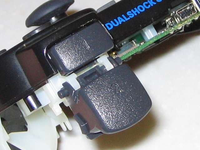 DS3 Dualshock3 デュアルショック3 Wireless Controller Black CECHZC2J A1 組み立て作業、L2・R2 ボタンを軽く押してきちんとボタンが戻るかどうか確認しておく