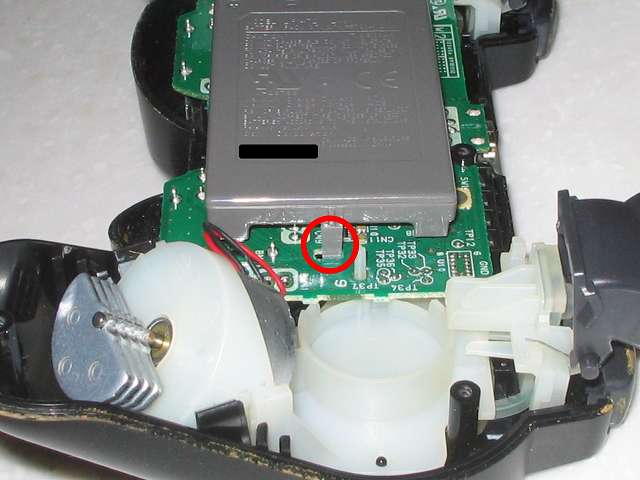 DS3 Dualshock3 デュアルショック3 Wireless Controller Black CECHZC2J A1 分解作業、リチウムイオンバッテリー取り外し作業 バッテリーのツメを押し込み電子回路基板から外す