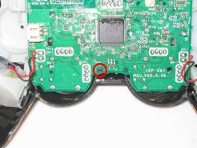 DS3 Dualshock3 デュアルショック3 Wireless Controller Black CECHZC2J A1 分解作業、電子回路基板を通してコントローラー本体に取り付けてあるネジ、電子回路基板をコントローラー本体から取り外すにはこのネジを外す