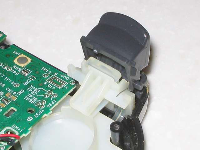 DS3 Dualshock3 デュアルショック3 Wireless Controller Black CECHZC2J A1 分解作業、基板固定用白いプラスチック台座に取り付けられている L2 ボタンの裏側
