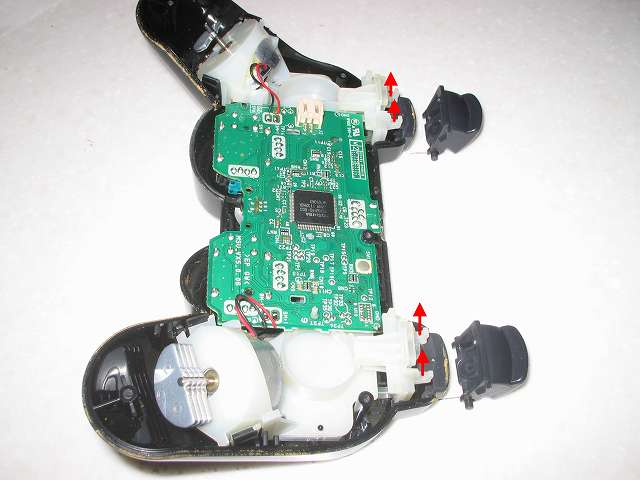 DS3 Dualshock3 デュアルショック3 Wireless Controller Black CECHZC2J A1 分解作業、L2・R2 ボタンを基板固定用白いプラスチック台座から取り外し