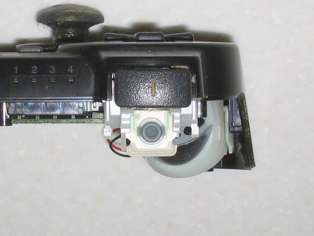DS3 Dualshock3 デュアルショック3 Wireless Controller Black CECHZC2J A1 分解作業、基板固定用白いプラスチック台座から L2 ボタンを取り外した後の状態