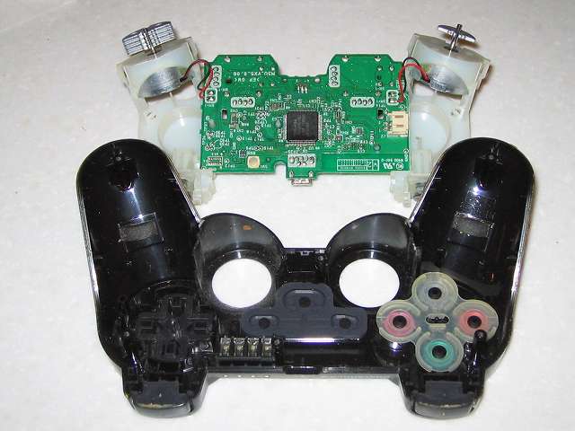 DS3 Dualshock3 デュアルショック3 Wireless Controller Black CECHZC2J A1 分解作業、コントローラー本体から基板固定用白いプラスチック台座を取り外した状態