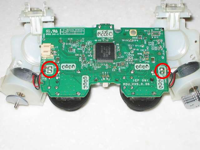 DS3 Dualshock3 デュアルショック3 Wireless Controller Black CECHZC2J A1 分解作業、基板固定用白いプラスチック台座と電子回路基板を分離、振動モーターの配線が電子回路基板にはんだ付けされているため完全に分離することはできない