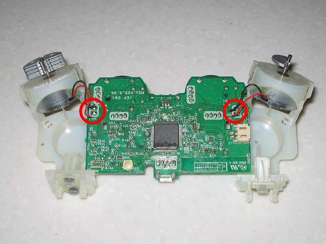 DS3 Dualshock3 デュアルショック3 Wireless Controller Black CECHZC2J A1 分解作業、電子回路基板にはんだ付けされている振動モーターの配線をはんだ付けされている根元から切断
