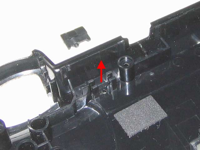 DS3 Dualshock3 デュアルショック3 Wireless Controller Black CECHZC2J A1 分解作業、コントローラー本体下部プラスチックカバーのリセットボタンの穴から先の細いものを押し込むことで取り外し可能