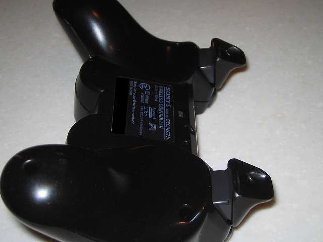 DS3 Dualshock3 デュアルショック3 Wireless Controller Black CECHZC2J A1 アタッチメント用 デイテル・ジャパン PS3用 アナログスティックカバープラス L2・R2 ボタントリガーパッド取り付け コントローラー本体下部プラスチックカバー横から撮影