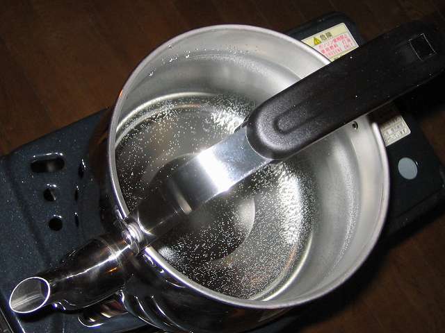 エルマース ステンレス製 広口 ケットル 3.2L H-2042 に 7 分目程度の水を入れ、食酢（今回は HEINZ ハインツ ホワイトビネガー 醸造酢使用）を10％（水10：食酢1）加えて、TOYOTOMI トヨトミ 石油ストーブ RS-S23C(B) の上に置き加熱する
