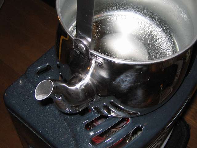 水と食酢を入れたエルマース ステンレス製 広口 ケットル 3.2L H-2042 をふたをせず加熱沸騰後、約10分間煮立てる（吹きこぼれに注意）