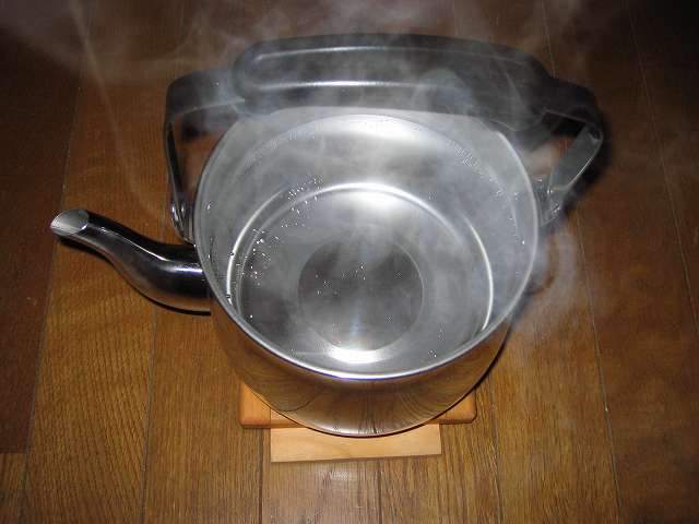 水と食酢を入れたエルマース ステンレス製 広口 ケットル 3.2L H-2042 煮立てた後、約 1 時間放置した後にお湯を捨てる。食器用洗剤をつけてスポンジ等で十分洗いすすぐ