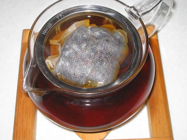 ほうじ茶を入れたトキワのお茶パック L を茶こしをセットした HARIO 茶茶急須 丸 450ml CHJM-45T にお湯を注ぎしばらく時間が経過したところ