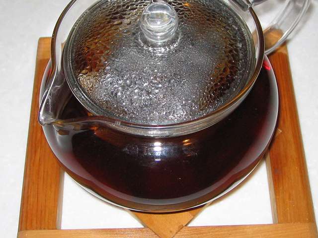 ほうじ茶を入れたトキワのお茶パック M を茶こしをセットした HARIO 茶茶急須 丸 450ml CHJM-45T にお湯を注ぎしばらく時間が経過してふたをしたところ