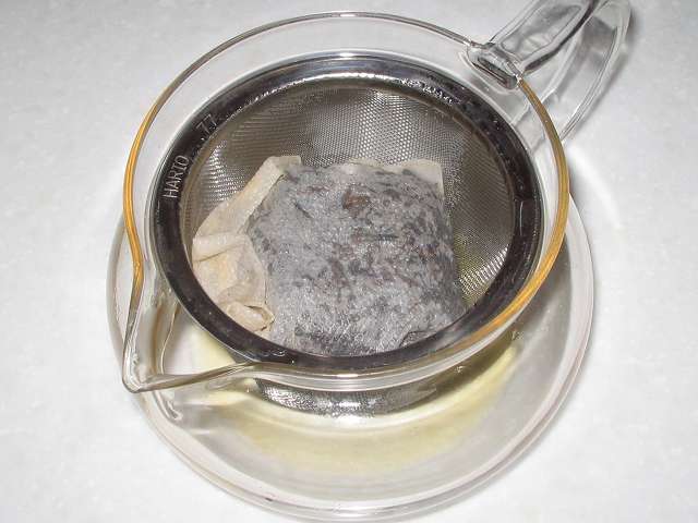 ほうじ茶を入れたトキワのお茶パック M を茶こしをセットした HARIO 茶茶急須 丸 450ml CHJM-45T のお茶がなくなった直後
