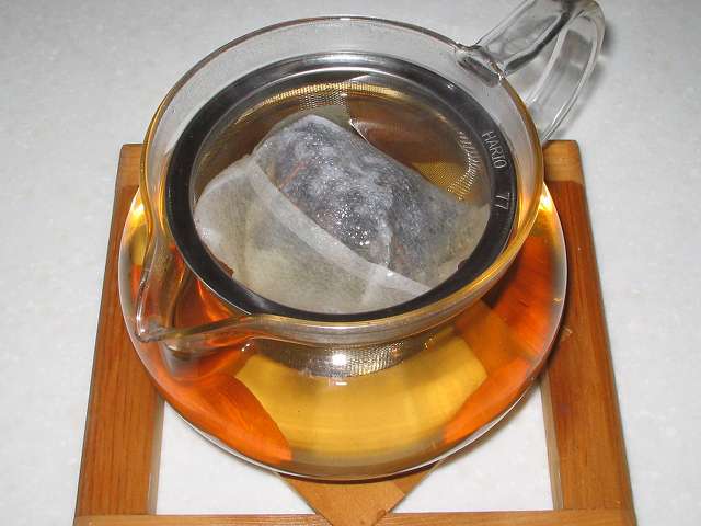 ほうじ茶を入れたトキワのお茶パック M を茶こしをセットした HARIO 茶茶急須 丸 450ml CHJM-45T にお湯を注いだところ