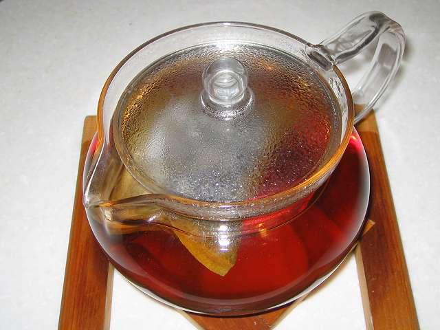ほうじ茶を入れたトキワのお茶パック M を茶こしをセットせず HARIO 茶茶急須 丸 450ml CHJM-45T に直接入れお湯を注ぎしばらく時間が経過してふたをしたところ