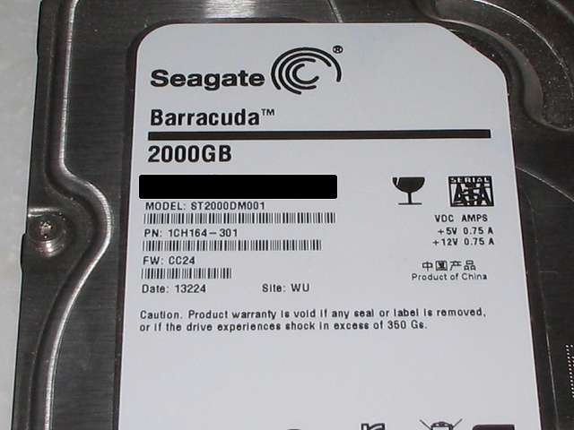 3.5 インチ HDD プラスチックドライブレールに取り付けてあった Seagate ST2000DM001 PN : 1CH164-301 FW : CC24 ラベル面拡大撮影