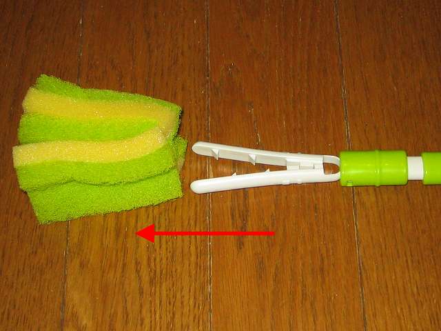 激落ちボトル洗い伸縮 (ビーズ) 先端スポンジ取り外し方法 グリーンのプラスチックを引っ張りスライドさせることで先端のスポンジを取り外すことができる