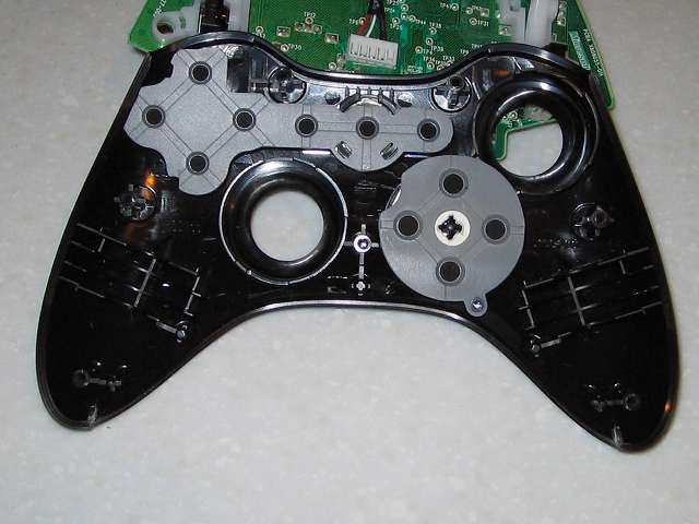 Microsoft Xbox360 有線コントローラー Xbox 360 Controller for Windows リキッド ブラック 52A-00006 組み立て作業、コントローラー本体に十字キーとボタンのラバーパッド取り付け