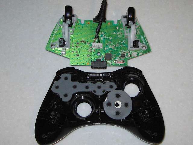 Microsoft Xbox360 有線コントローラー Xbox 360 Controller for Windows リキッド ブラック 52A-00006 組み立て作業、コントローラー本体に電子回路基板取り付け