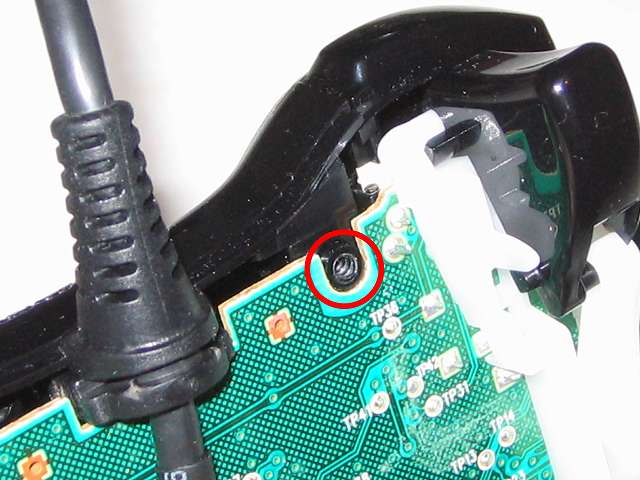 Microsoft Xbox360 有線コントローラー Xbox 360 Controller for Windows リキッド ブラック 52A-00006 組み立て作業、コントローラー本体に電子回路基板を取り付けた時の取り付け位置
