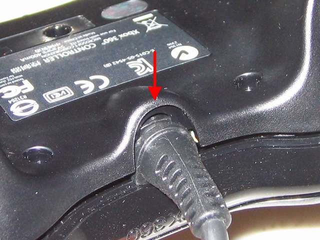 Microsoft Xbox360 有線コントローラー Xbox 360 Controller for Windows リキッド ブラック 52A-00006 組み立て作業、USB ケーブルストッパーにあるゴム溝の位置に合わせてコントローラー下部を差し込む
