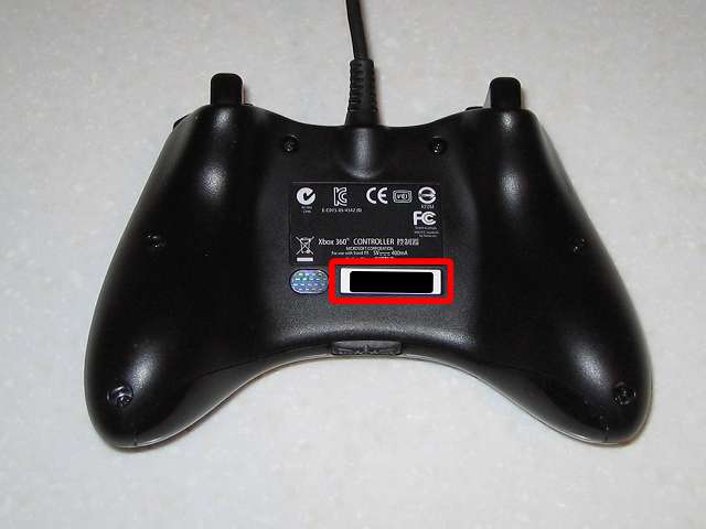 Microsoft Xbox360 有線コントローラー Xbox 360 Controller for Windows リキッド ブラック 52A-00006 分解作業、コントローラー本体裏面 シリアル番号のシールが貼られているところにネジあり