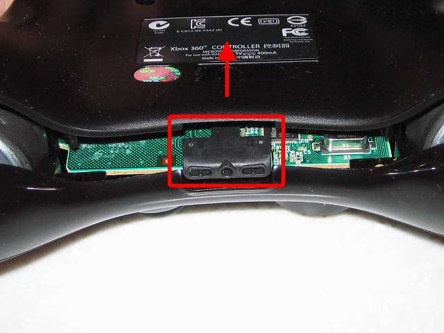 Microsoft Xbox360 有線コントローラー Xbox 360 Controller for Windows リキッド ブラック 52A-00006 分解作業、ヘッドセット端子（画像赤丸）を指で押さえながら、コントローラー下部を持ち上げる
