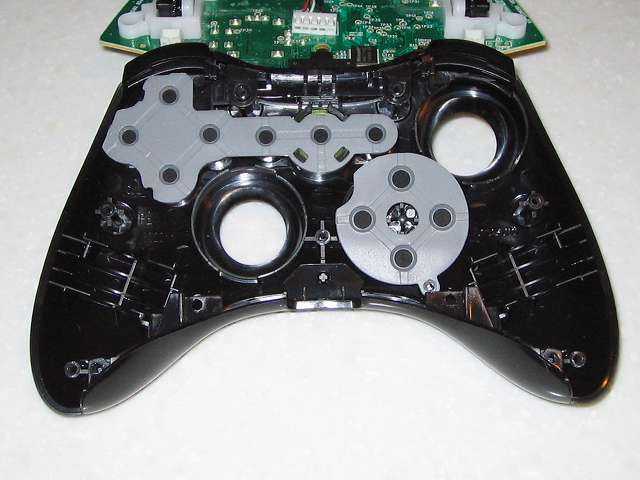 Microsoft Xbox360 有線コントローラー Xbox 360 Controller for Windows リキッド ブラック 52A-00006 分解作業、コントローラー本体に取り付けらえている各種ボタンとラバーパッド