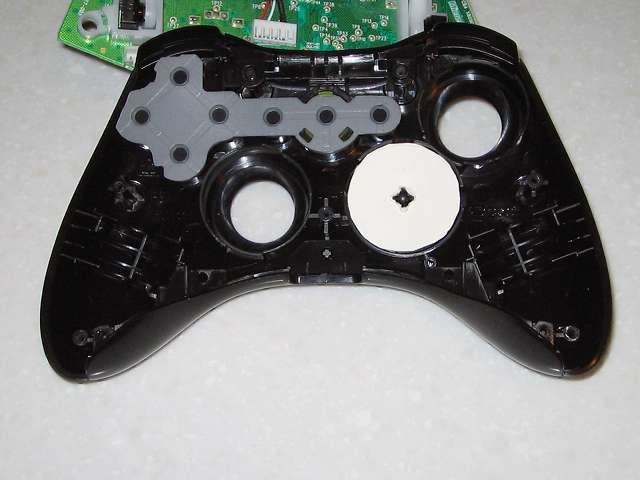 Microsoft Xbox360 有線コントローラー Xbox 360 Controller for Windows リキッド ブラック 52A-00006 十字キー改善作業、余っていたハガキから円状に切り取ったものを 2 つ用意