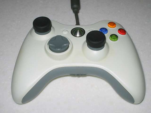 アクラス PS3用 コントローラーキャップセットのアナログスティック用キャップ（ノーマルタイプ）を Microsoft Xbox360 有線コントローラー Wired Controller ホワイト に取り付けたことによりスティックの高さが上がるものの、滑りにくくなり操作性がよくなり改善した