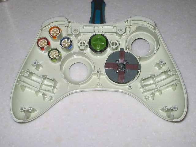 Microsoft Xbox360 有線コントローラー Wired Controller ホワイト 組み立て作業、各種ボタンパーツをコントローラー本体に取り付け