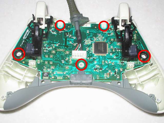 Microsoft Xbox360 有線コントローラー Wired Controller ホワイト 組み立て作業、コントローラー本体に電子回路基板を穴の位置（画像赤丸）に合わせて取り付け