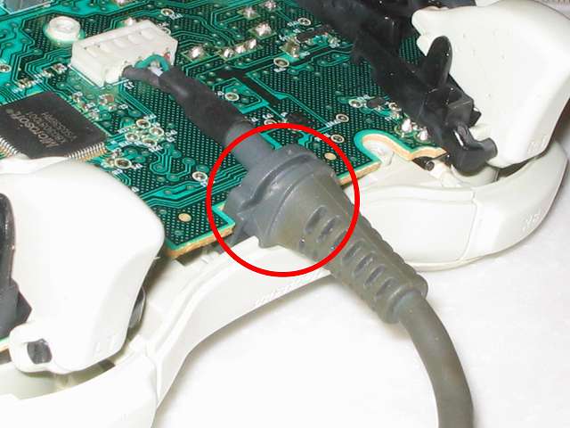 Microsoft Xbox360 有線コントローラー Wired Controller ホワイト 組み立て作業、USB ケーブルストッパーのゴムをコントローラー本体に固定