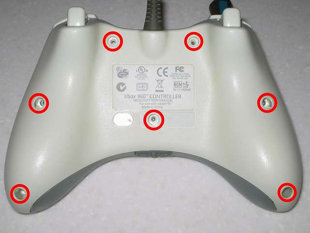 Microsoft Xbox360 有線コントローラー Wired Controller ホワイト 組み立て作業、コントローラー本体に取り付けたコントローラー下部側のネジ穴にネジを締める