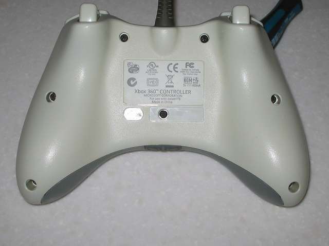Microsoft Xbox360 有線コントローラー Wired Controller ホワイト 組み立て作業、コントローラー本体に取り付けたコントローラー下部側のネジ穴にネジを締めたところ