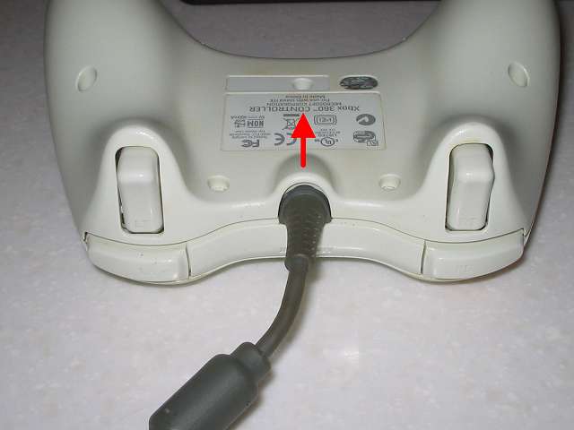 Microsoft Xbox360 有線コントローラー Wired Controller ホワイト 分解作業、USB ケーブル根元部分のコントローラー本体を画像のように少し持ち上げておく