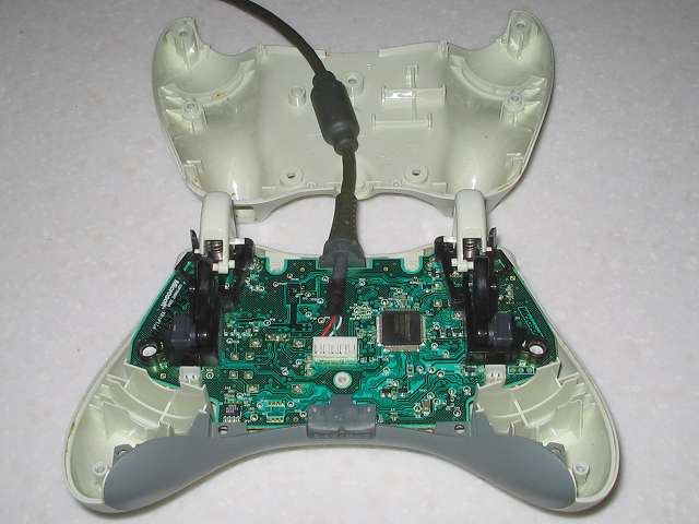 Microsoft Xbox360 有線コントローラー Wired Controller ホワイト 分解作業、コントローラー本体下部分離完了