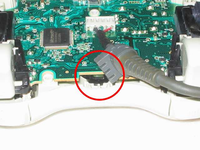 Microsoft Xbox360 有線コントローラー Wired Controller ホワイト 分解作業、コントローラー本体に固定されている USB ケーブルストッパーを外す