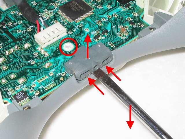 Microsoft Xbox360 有線コントローラー Wired Controller ホワイト 分解作業、コントローラー本体と電子回路基板が固定されているため画像のようにマイナスドライバー等を用いて、てこの原理を使い慎重に少しずつ作業をする