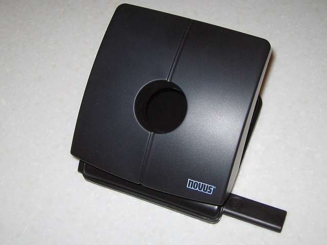 Microsoft Xbox360 有線コントローラー Xbox 360 Controller for Windows リキッド ブラック 52A-00006 十字キー改善作業、カグスベールをパンチするのに使用した手持ちの NOVUS 2穴パンチ B225