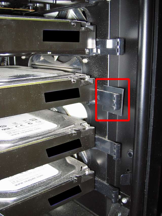 Antec Three Hundred Two AB 振動対策、3.5 インチ HDD プラスチックドライブレール（右側）に天然ゴムシート板 20mm（2cm） 角を挟む、PCケース振動対策にならず