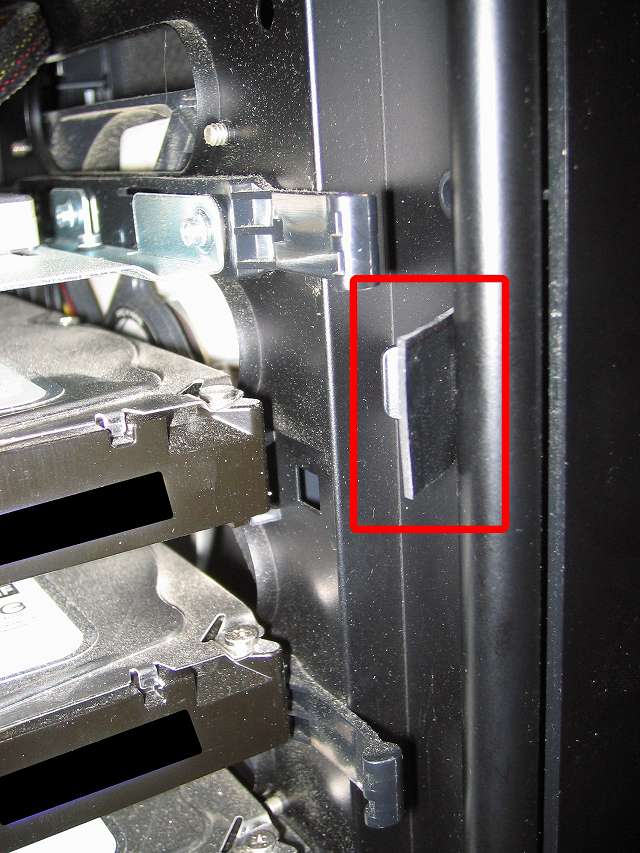 Antec Three Hundred Two AB 振動対策、3.5 インチ HDD プラスチックドライブレールに天然ゴムシート板 20mm（2cm） 角を挟む、フロントカバーのツメ部分（中段側）に天然ゴムシート板 20mm（2cm） 角を挟む、PCケース振動対策にならず